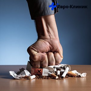 Мужчина кулаком разбивает пачку сигарет